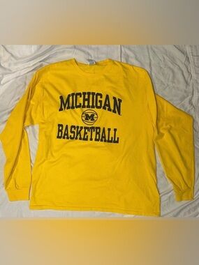 University of Michigan Basketball Yellow Crewneck Tee Shirt. Men’s size XL